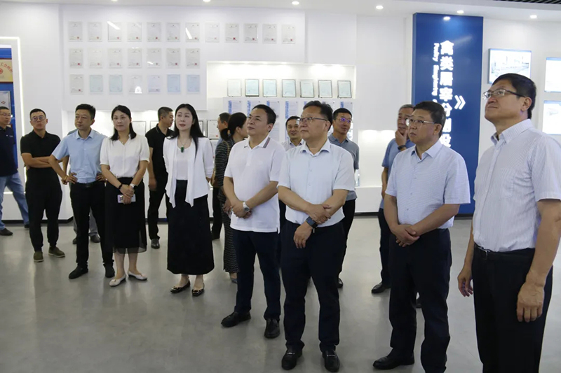 青島市政協(xié)副主席薄濤一行十余人蒞臨銳智智能考察調(diào)研 青島市政協(xié)副主席薄濤一行十余人蒞臨銳智智能考察調(diào)研